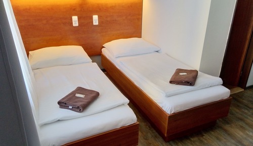 Habitación con 2 camas individuales, baño privado