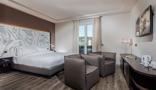 Suite junior, 1 cama de matrimonio grande, vistas a la piscina