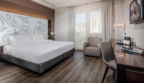 Habitación superior con 1 cama doble o 2 individuales, vistas al jardín