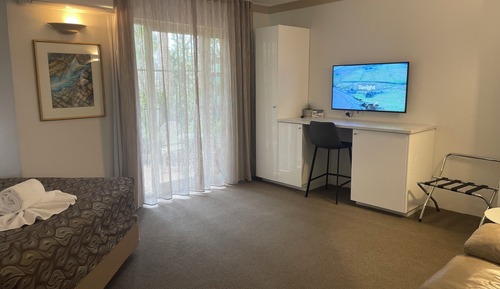 Luxury Queen Courtyard Room