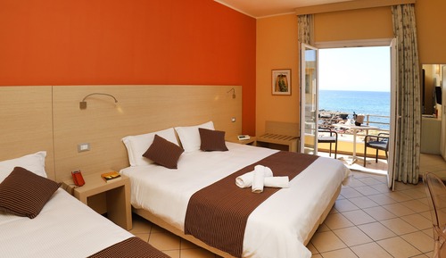 Habitación triple panorámica, balcón, vistas al mar