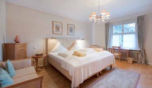 Habitación superior con 1 cama doble o 2 individuales, vistas al jardín