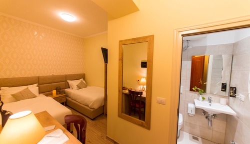 Habitación estándar con 1 cama doble o 2 individuales, balcón