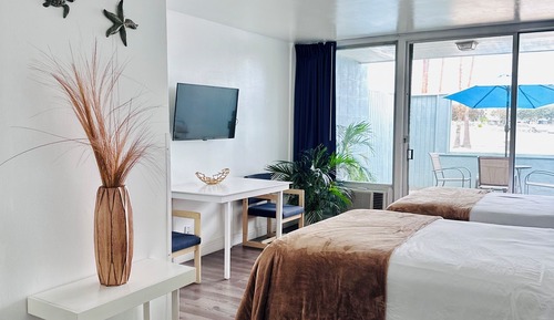 Habitación Confort, 2 camas dobles, patio, vistas al puerto deportivo