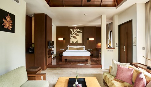 Suite, bañera de hidromasaje, en la zona del jardín