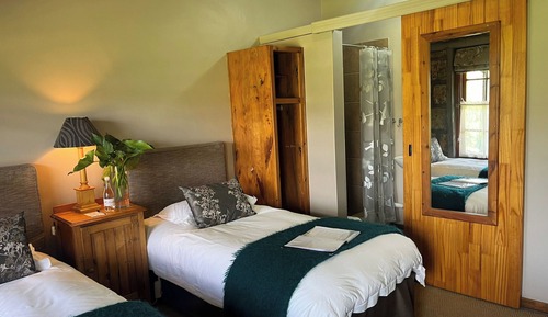 Habitación básica con 2 camas individuales