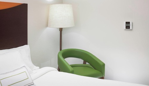 Habitación, 1 cama de matrimonio grande (Mobility/Hearing Accessible, Tub)