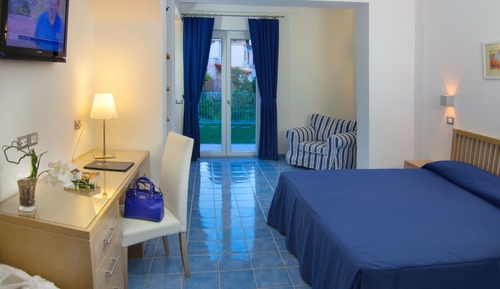 Suite junior, vistas parciales al mar