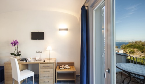 Habitación superior con 1 cama doble o 2 individuales, vistas parciales al mar