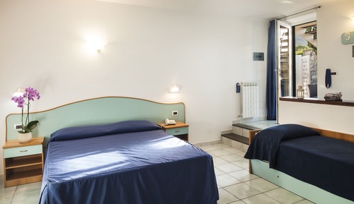 Habitación económica con 1 cama doble o 2 individuales, en edificio anexo
