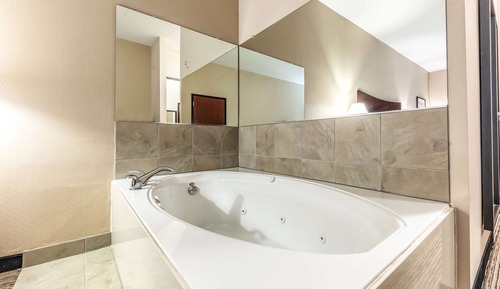 Suite, 1 cama de matrimonio grande, accesible para personas con discapacidad (Jetted Tub)