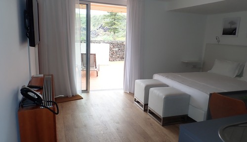 Habitación junior doble, 1 habitación, patio, vistas parciales al mar