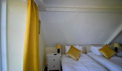 Habitación con 1 cama doble o 2 individuales, baño privado, vistas al mar (Room 7)