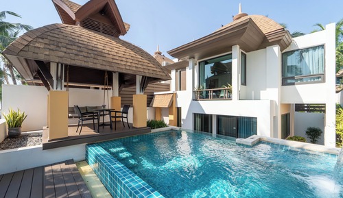 Villa con piscina frente a la playa