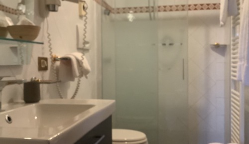 Habitación superior con 1 cama doble o 2 individuales, en la zona del jardín