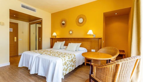 Habitación doble, balcón (1 adult + 2 children)