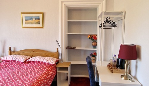 Habitación con 1 cama doble o 2 individuales, baño privado