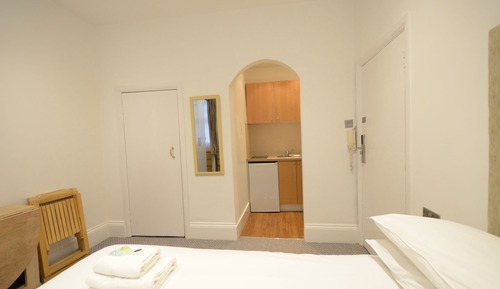 Estudio Confort, baño privado (Basement Triple Studio)