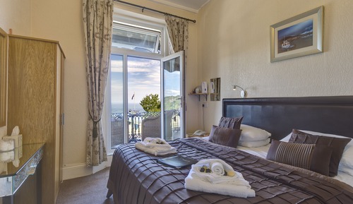 Habitación con 2 camas individuales (Twin Room with Balcony and Sea View)