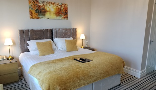 Habitación con 1 cama doble o 2 individuales, baño privado (B&B)
