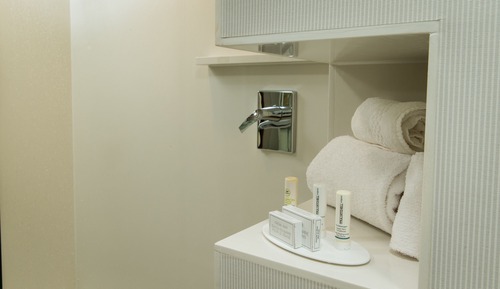 Habitación, 1 cama de matrimonio grande con sofá cama (Mobility/Hearing Access, Roll-in Shwr)