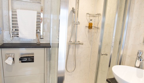 Habitación con 2 camas individuales, baño privado