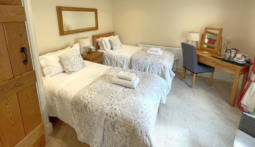 Habitación con 2 camas individuales, baño privado (Courtyard - Ground Floor)