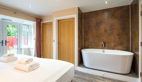 Habitación Deluxe con 1 cama doble o 2 individuales, baño privado (Garden-Coral)