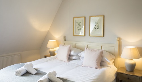 Habitación superior con 1 cama doble o 2 individuales, baño privado