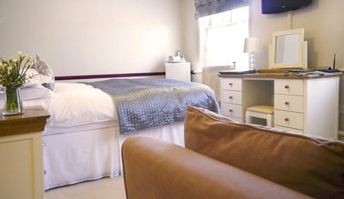 Habitación superior con 1 cama doble o 2 individuales, baño privado