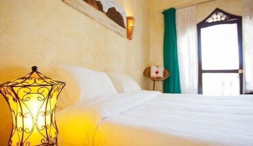 Habitación básica con 1 cama doble o 2 individuales, vistas a la montaña