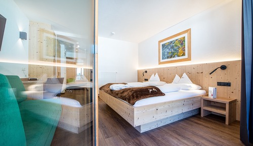 Habitación superior con 1 cama doble o 2 individuales, balcón (Girasole)