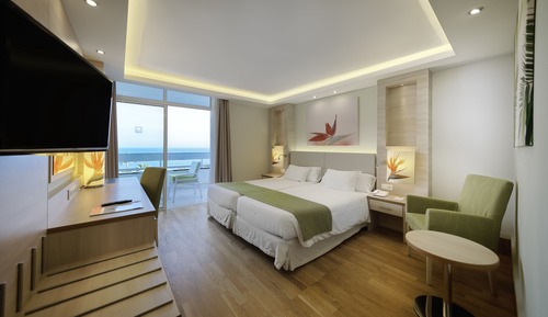 Habitación doble, vistas parciales al mar