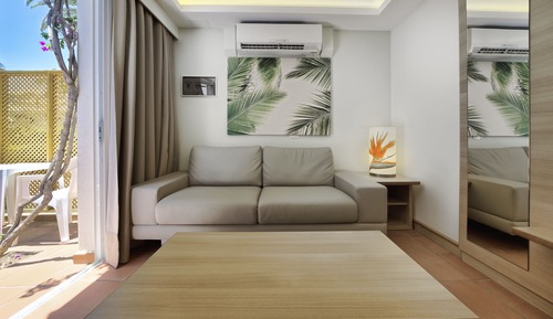 Suite, terraza, vistas a la piscina