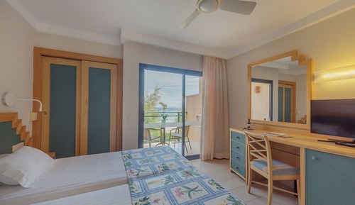 Habitación económica con 1 cama doble o 2 individuales, balcón (2 adults + 1 child)