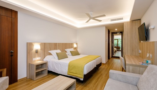 Habitación, balcón (Village)