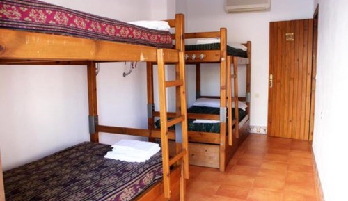 1 cama en habitación compartida mixta de 4 camas, baño compartido