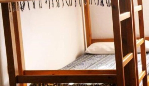 1 cama en habitación compartida mixta de 8 camas, baño compartido