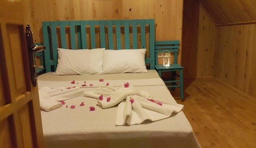 Standard Bungalow, 1 Queen Bed, Private Bathroom