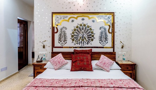 Habitación (Deluxe room near reception)