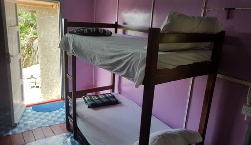 Dormitorio compartido básico, varias camas, fumadores