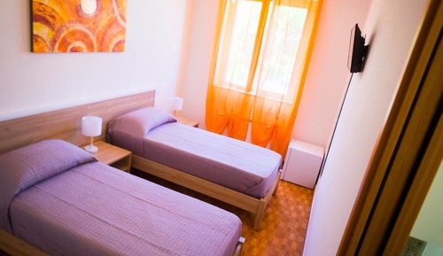 Habitación económica con 1 cama doble o 2 individuales, balcón, vistas al jardín