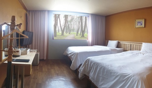 Habitación básica con 2 camas individuales