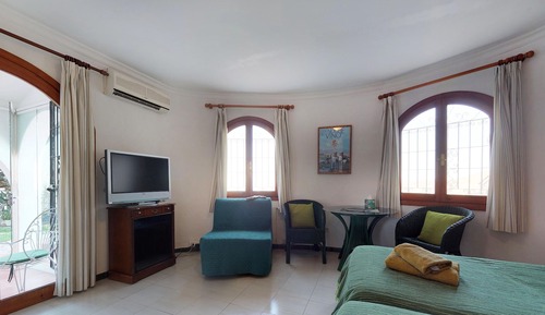 Room (Avocado)