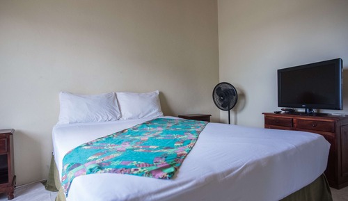 Habitación económica doble, 1 cama de matrimonio, vistas parciales al mar, frente a la playa
