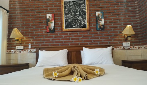 Habitación superior con 1 cama doble o 2 individuales, vistas al jardín