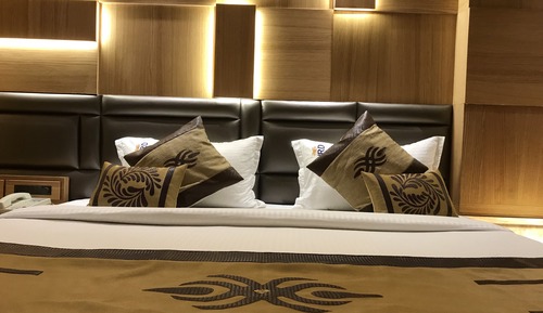 Habitación superior con 1 cama doble o 2 individuales, 1 cama individual grande, no fumadores