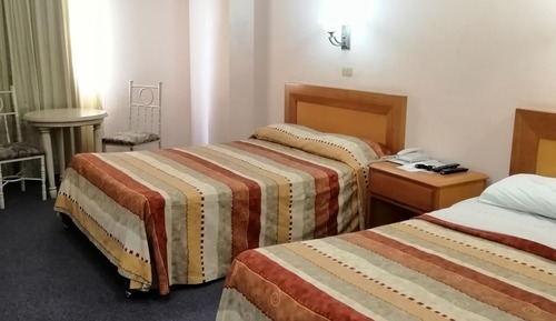 Habitación Business doble, 2 camas de matrimonio, accesible para personas con discapacidad