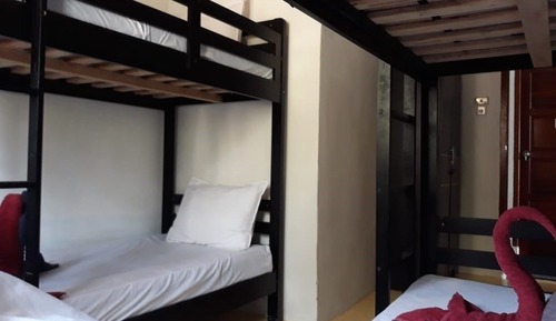 Habitación cuádruple básica, varias camas, vistas parciales al mar, junto a la playa