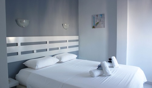 Habitación superior con 1 cama doble o 2 individuales, vistas al mar